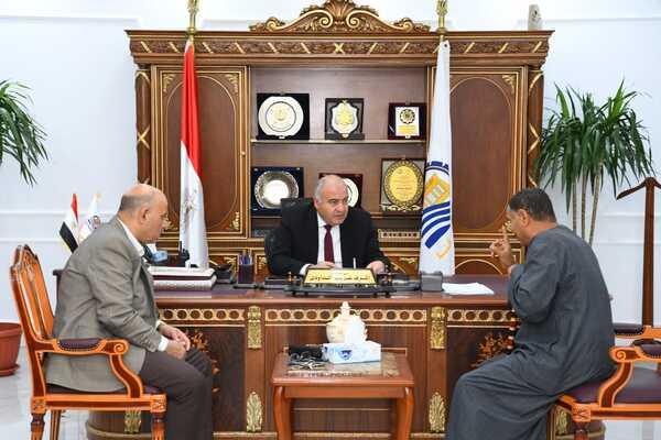محافظ قنا يستأنف لقاءاته مع المواطنين لبحث شكواهم 