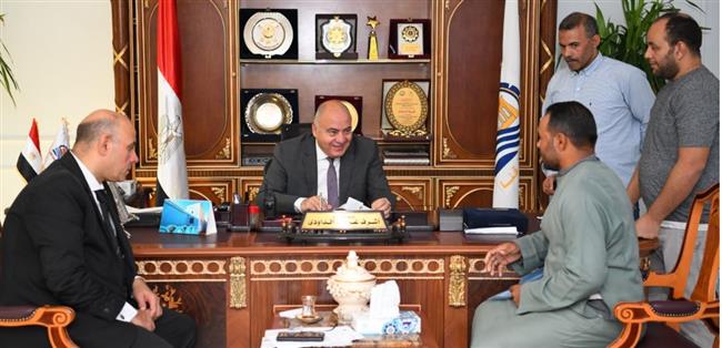 محافظ قنا يستقبل ٧٥ مواطنا بمكتبه لبحث شكواهم