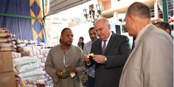   الداودى يتفقد معرض بيع السلع الغذائية بأسعار مخفضة بمدينة قنا 