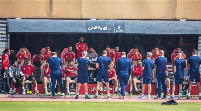 كولر يحاضر لاعبي الأهلي قبل انطلاق تدريبات اليوم