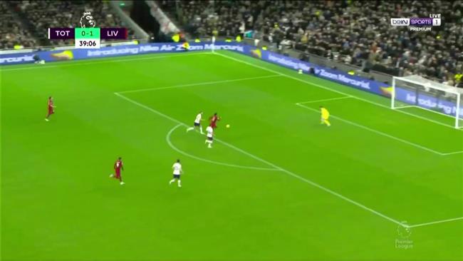 ثنائية جميلة لـ محمد صلاح تتقدم لليفربول على توتنهام في الشوط الأول