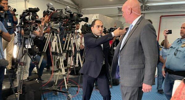 لكشفه مؤامرة وأكاذيب أسرة علاء عبد الفتاح.. طرد البرلماني عمرو درويش من مؤتمر DCJ