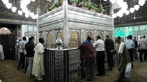 ما حكم التبرك بآثار الصالحين.. الإفتاء توضح