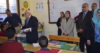   محافظ بورسعيد يشهد عددا من الحصص الدراسية