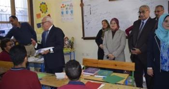 محافظ بورسعيد يشهد عددا من الحصص الدراسية