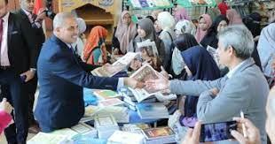 إقبال على إصدارات الأوقاف والمجلس الأعلى للشئون الإسلامية بمعرض الكتاب لخريجي الأزهر