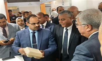 وزير التعليم العالي يتفقد جناح جامعة جنوب الوادي بالمنطقة الخضراء بقمة المناخ