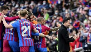 برشلونة بعشرة لاعبين يحقق انتصارا ثمينا على أوساسونا 2-1 ويعزز صدارته لليجا الإسبانية