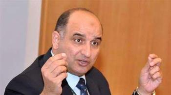 عميد تجارة الإسكندرية يكرم طالبة من ذوى الهمم ويمنحها ميدالية اليوبيل الماسي للكلية