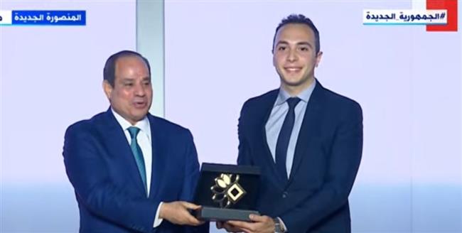 الرئيس السيسى يسلم عقود وحدات سكنية لعدد من سكان مدينة المنصورة الجديدة