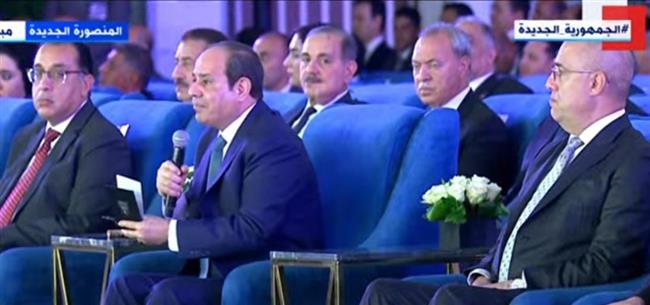 الرئيس السيسى: المزارع تقدر ترعى سلالات ماشية تعطي 25 كيلو لبن يوميا