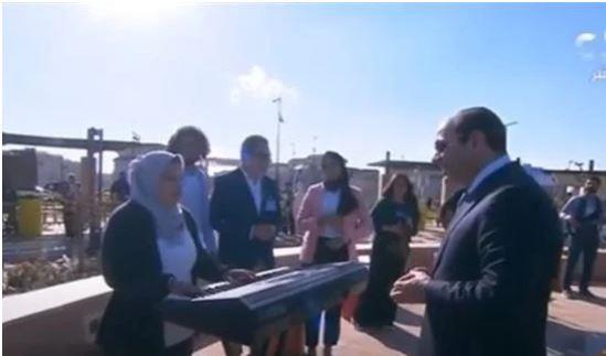 الرئيس يلبي طلب فتاة من القادرون باختلاف طلبت العزف أمامه