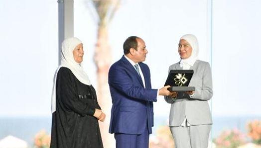الرئيس السيسي يكرم قادة معهد الأورام بالمنصورة 