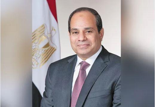 الرئيس السيسي يتبادل الحديث الأبوي مع الأطفال في مدرسة الحصص بشربين ويتلقى منهم باقات الورود
