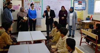 شاهد .. السيسي يزور مدرسة الحصص الابتدائية بشربين ويلتقى بطلاب المدرسة ويوزع عليهم الهدايا