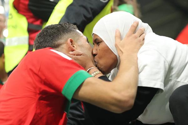 لماذا يحرص نجم المغرب على الاحتفال مع والدته في المباريات؟.. فيديو