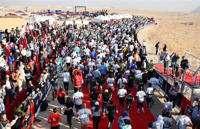 بمشاركة 4000 متسابق.. وزير الرياضة يطلق إشارة البدء لماراثون الأهرامات