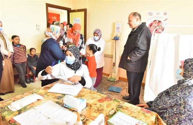 محافظ أسيوط يتفقد فعاليات المبادرة الرئاسية للكشف عن أمراض الأنيميا والسمنة لطلاب المدارس الابتدائية 