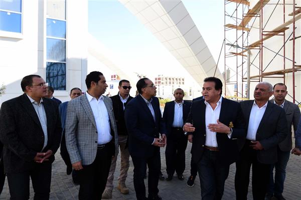 رئيس الوزراء يتفقد مشروع المجمع الطبي الشامل بالسويس