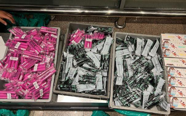 ضبط مستحضرات تجميل وهواتف وساعات مهربة في مطار القاهرة