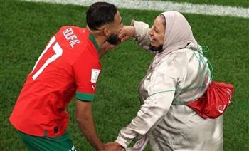شاهد.. بوفال يرقص مع والدته داخل الملعب احتفالا بتأهل المغرب