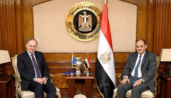 وزير الصناعة يبحث مع سفير الاتحاد الأوروبي جذب الشركات الاوروبية للاستثمار فى السوق المصرى 