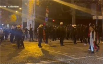   شرطة باريس تفرق الجماهير بالغاز المسيل للدموع