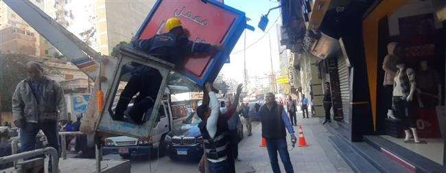 إزالة 97 إعلان بأحياء الجمرك وشرق والعامرية أول بالإسكندرية