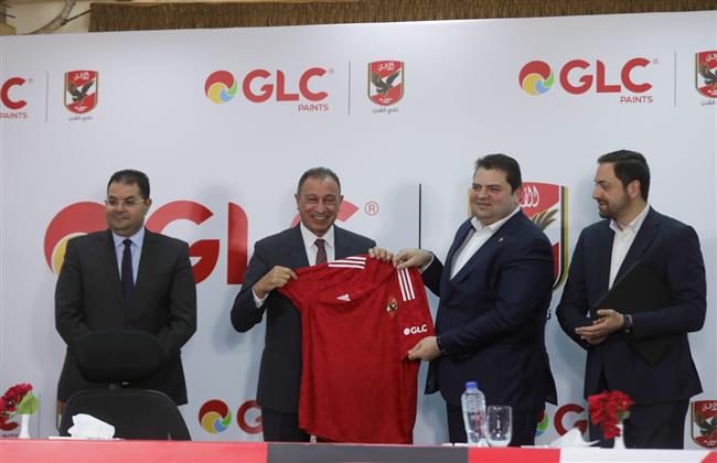 الخطيب يهدي درع وقميص الأهلي للمدير التنفيذي لشركة GLC