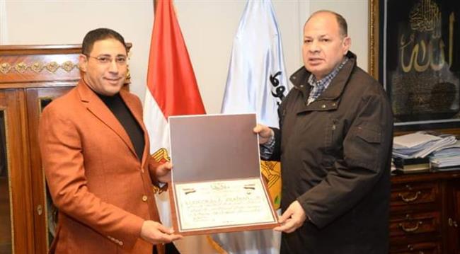 محافظ أسيوط يكرم عبد الوكيل على مجهوداته خلال فترة عملة بالمحافظة 