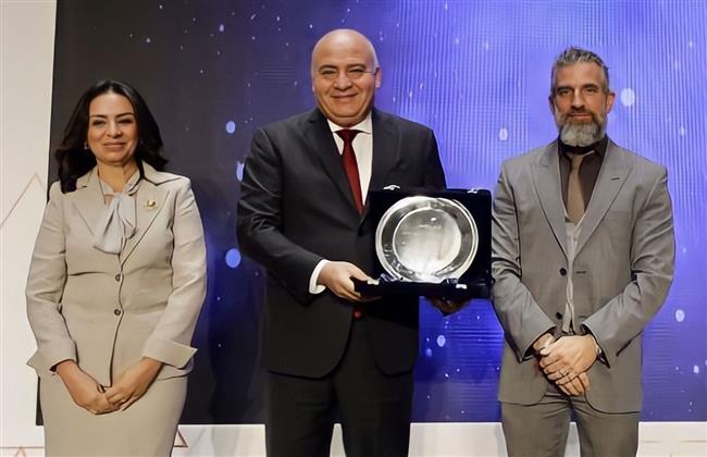 في احتفالية كبرى.. تكريم محافظ قنا لدوره البارز في دعم المبادرة الوطنية لتمكين الفتيات