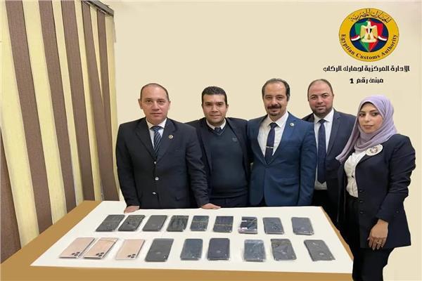 جمارك مطار القاهرة الدولي تضبط محاولة تهريب عدد من الهواتف المحمولة 