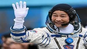   ملياردير ياباني يختار 8 أشخاص لاصطحابهم إلى القمر