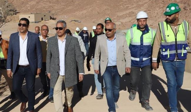 وزير القوى العاملة يفتتح ملتقى توظيف ويسلم عقودا للمعاقين ووثائق تأمين للعمال بطور سيناء