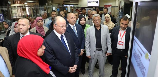 محافظ القاهرة يتفقد مركز إصدار تراخيص المحلات بحى النزهة
