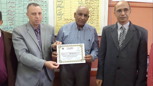 «التربية الزراعية» بالقليوبية تكرم «القرشي» مدير «ثانوية الدير».. صور
