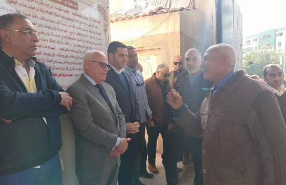 محافظ بورسعيد يتقدم مشيعي جثمان البرلمانى السابق حامد الشناوى