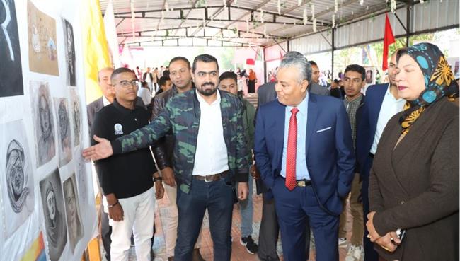 رئيس جامعة جنوب الوادي يفتتح معرض فنى بكلية التمريض