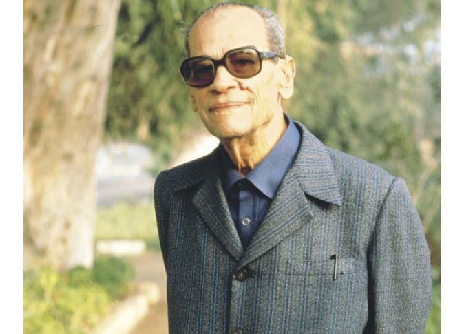 في ذكرى ميلاده.. نجيب محفوظ و«تراث الشعر الإنساني»