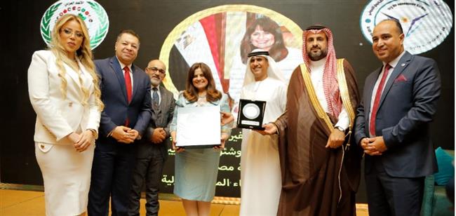 المؤتمر الدولي لصناع التنمية والسلام ٢٠٢٢ يمنح وزيرة الهجرة جائزة "العطاء المتميز"