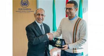 رئيس الأكاديمية العربية يكرم أول مغامر مصري وعربي يدخل موسوعة جينيس على دراجة نارية