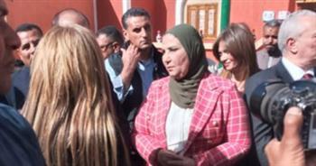 وزيرة التضامن ومحافظ الأقصر يسلمان 30 منزلا و30 مركب صيد لأهالى قرية الفارسية