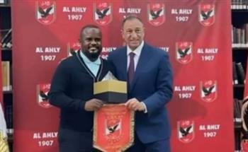  الخطيب يكرم فلافيو في الأهلي
