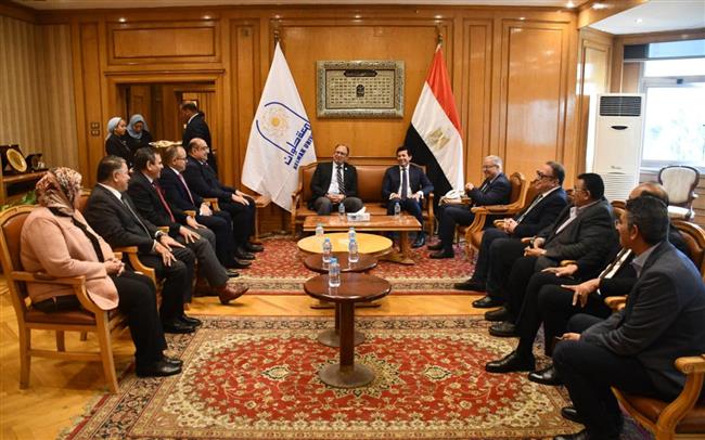 وزير الشباب ورئيس جامعة حلوان يلتقيان بأعضاء مجلسي كليتي التربية الرياضية بنين وبنات بالجامعة