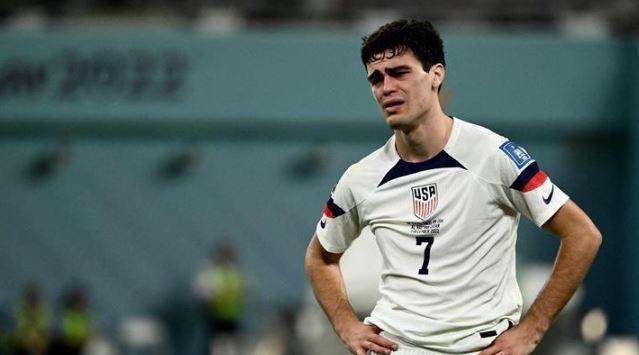 دورتموند يدافع عن لاعبه بعد تصريحات مدرب أمريكا
