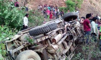   مصرع 17 راكبا وإصابة 20 عقب انقلاب أتوبيس مكتظ بالركاب وسط نيبال