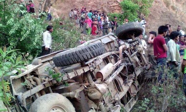 مصرع 17 راكبا وإصابة 20 عقب انقلاب أتوبيس مكتظ بالركاب وسط نيبال