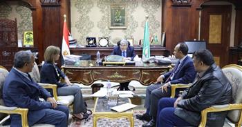   محافظ المنيا يبحث مع مكتب الاستشاري المصري إجراءات تنفيذ محطات الخط الثاني للقطار الكهربائي