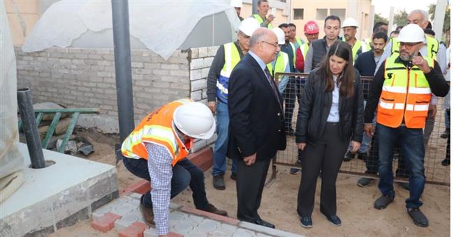 وفد الهيئة الأمريكية للتنمية الدولية يتفقد مشروع الصرف الصحي بدرنكة بأسيوط 