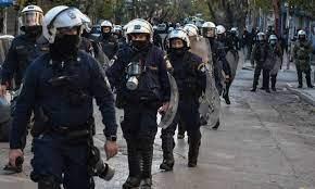 الشرطة اليونانية تعتقل 25 شخصا بعد إثارة شغب في وسط أثينا